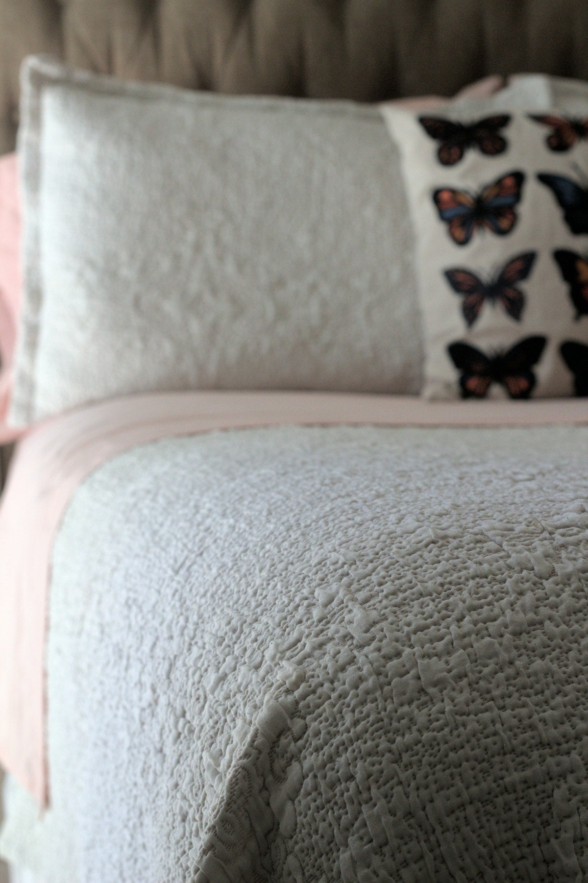 Quilted bedspread, double, blush pink, angle view