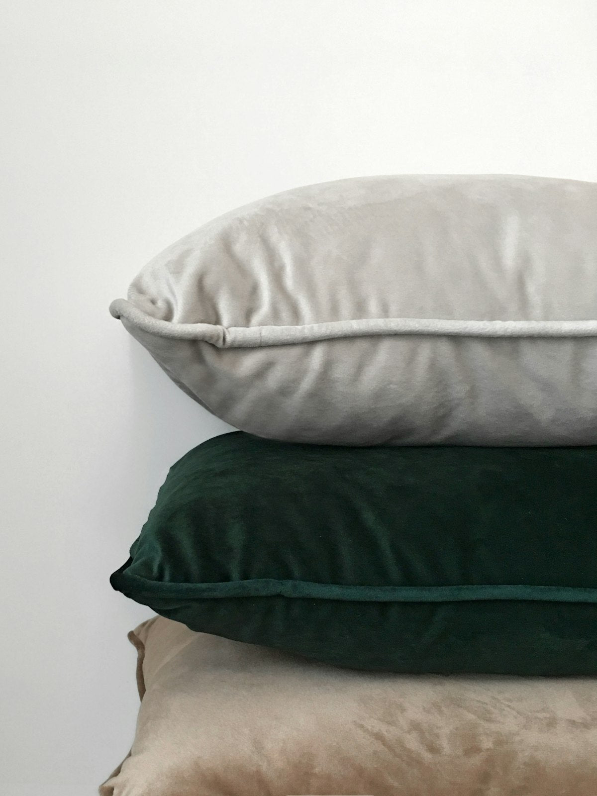Velvet cushion cover set of 2, angle view