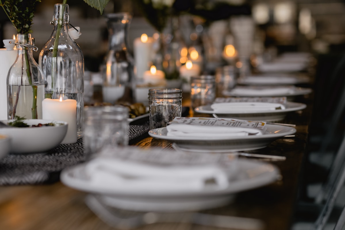 Stoneware dinner plate set