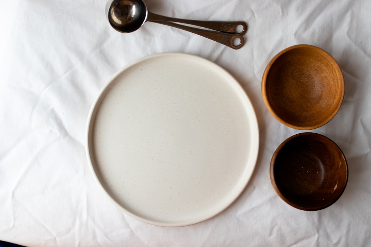 Stoneware dinner plate set, 4-piece, angle view