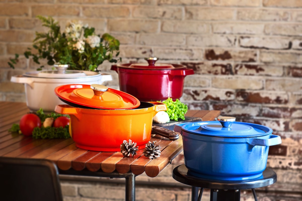 Cast iron casserole dish, 24cm, angle view